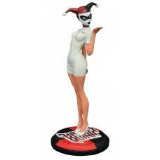 Nurse Harley Quinn Statue | Diamond Select Toys
